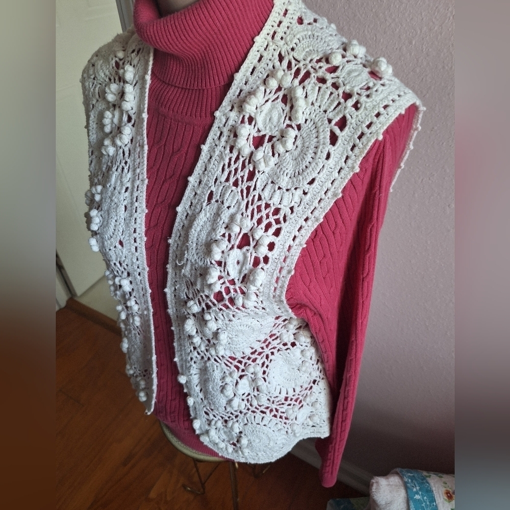 White Lace Popcorn Crochet Vest Women's - Picture 4 of 12